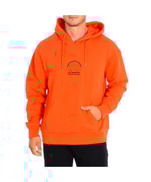 Kapuzenpulli La Martina.
 Orange
 Geeignet für informellere Looks, aber er bleibt vielseitig, auch um formellere Outfits zu modernisieren.
 Passende Kapuze mit Kordelzug.
 Gesticktes Logo auf der oberen Vorderseite.
 Rückseitige Grafik mit Markenmotiven.
 Gerippte Bündchen und Saum.
 Kängurutasche auf der Vorderseite.
 Nähte in Ton gehalten.

 Zusammensetzung: 100% Baumwolle.

 - Maximal bei 30ºC waschen.
 - Bügeln bei mittlerer Temperatur, max. 110ºC.
 - Die Verwendung eines Trockners ist nicht erlaubt.
 - Darf nicht gebleicht werden.
 - Erlaubt keine chemische Reinigung.
 Zusammensetzung: 100% Baumwolle.
 Pflege:
- Maximal bei 30ºC waschen.
 - Bügeln bei mittlerer Temperatur, max. 110ºC.
 - Die Verwendung eines Trockners ist nicht erlaubt.
 - Keine Bleichmittel verwenden.
 - Chemische Reinigung ist nicht möglich.