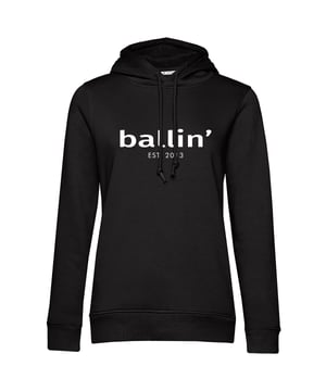 Dames hoodie van het merk Ballin Est. 2013. De hoodies van Ballin Est. 2013 zijn gemaakt van 80% biologisch katoen en 20% gerecycled polyester katoen, en hebben een normale pasvorm. Het zachte katoen zorgt voor een heerlijk draagcomfort.  Modelnaam: Wmn HoodieCategorie: dames hoodieMaterialen: biologisch katoen, gerecycled polyesterKleur: zwart