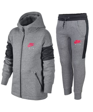 Nike Air Jongens NSW Trainingspak.  
Geborsteld fleece materiaal biedt een zachte, comfortabele feel.  
Grote kleurblokken op de mouwen, rug, taille van de joggers en bovenbenen creëren een gedurfde contrast.  
Volledige rits aan de voorkant voor eenvoudig aan- en uittrekken.  
Voorkant met ritszakken in de hoodie voor veilige opbergruimte.  
2 zijzakken en 1 achterzak in de joggers.  
Jersey-voering in de capuchon biedt extra bescherming.  
Volledige rits aan de voorkant voor eenvoudig aan- en uittrekken. Een kinbeschermer helpt ongemak te voorkomen.  
Maatvoering: X-Small (6-7 jaar), Small (8-10 jaar), Medium (10-12 jaar), Large (12-13 jaar), X-Large (13-15 jaar)