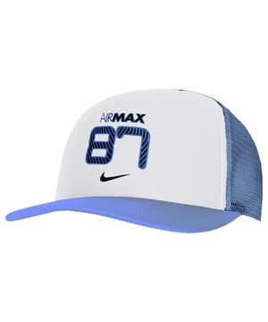 Verstellbare weiß/blaue Nike Air Max 87 Cap mit grafischem Logo für Herren (Produktcode: 572627 412), ein stylishes und sportliches Accessoire, das den legendären Nike Air Max 87 mit einem klassischen weiß-blauen Farbschema würdigt. Diese Cap ist modisch und funktional zugleich und stellt eine vielseitige Ergänzung Ihrer Freizeitgarderobe dar. Wichtige Eigenschaften: Nike Air Max 87 Grafiklogo: Auf der Vorderseite der Cap befindet sich das unverwechselbare Nike Air Max 87 Logo, eine Hommage an die legendäre Air Max-Sneaker-Linie, die für ihr innovatives Design und ihre Dämpfungstechnologie bekannt ist. Farbkombination Weiß/Blau: Die Cap in frischem Weiß mit blauen Akzenten schafft ein klares und sportliches Design, das zu verschiedenen Freizeitoutfits passt. Verstellbarer Riemen: Die Cap verfügt über einen verstellbaren Riemen auf der Rückseite, sodass Sie die Passform an Ihre Kopfgröße und Ihre persönlichen Vorlieben anpassen können. Atmungsaktives Design: Diese Cap besteht aus atmungsaktiven Materialien, fördert die Luftzirkulation und hält Ihren Kopf kühl und bequem. Sie eignet sich daher für warmes Wetter oder aktive Tage. Klassische Herrenpassform: Die Kappe hat eine klassische Herrenpassform und bietet ein bequemes und sicheres Tragegefühl, das Ihren sportlichen Geist unterstreicht. Robuste Konstruktion: Die aus hochwertigen Materialien gefertigte Kappe ist robust und hält dem täglichen Tragen stand und behält ihre Form und Optik dauerhaft. Vielseitigkeit: Geeignet für verschiedene Aktivitäten, wie Freizeitausflüge, Sport oder als Statement-Piece, um Ihre Liebe zu Nike Air Max zu zeigen.