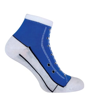 Als je op zoek bent naar sokken die eruit zien als schoenen, dan zijn deze sokken in omgekeerde stijl een stijlvolle grappig keuze die je voeten zal opvrolijken . Ze zijn een geweldige keuze als je wilt dat je voeten door iedereen worden opgemerkt en passen bij de skaterlevensstijl die Converse al die jaren heeft laten zien. Ze zijn gemaakt van zacht aanvoelend katoen en zijn katoenrijk met een katoengehalte van 80%. De bovenkantjes zijn ook zo gebreid dat de bovenkantjes niet zo makkelijk naar beneden vallen. Deze sokken zijn tot in de kleinste details ontworpen, zodat ze er echt uitzien als vetersokken. De stiksels, veters en de hak zijn van een afstand duidelijk zichtbaar. Deze sokken zijn verkrijgbaar in een set van 2 paar en er zijn 3 kleuren om uit te kiezen in deze sokken die op schoenen lijken, klassieke kleuren waaronder rood, lichtblauw en zwart. Er zijn 2 maten om uit te kiezen, waaronder 37-42 EU en 39-45 EU Ze zijn veilig machinewasbaar.