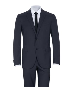 100% lana virgen; traje de Corneliani;  Modelo: 837231 9118060 013;  Mano de obra de alta calidad;  100% lana virgen suave;  cuello de solapa;  Dos bolsillos delanteros con solapa, un bolsillo en el pecho;  Tres bolsillos interiores;  Dos aberturas laterales;  pantalón de traje con cierre de gancho y cremallera;  Dos bolsillos laterales, dos bolsillos pequeños delante, dos bolsillos ribeteados detrás;  Hebillas de cinturon