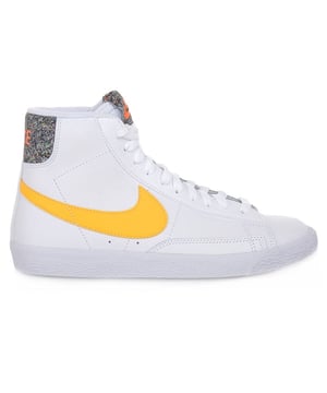 Met de universele schoenen Nike Blazer Mid Vntg 77 GS kun je elke dag genieten van comfort en vrijheid. Het is een sportmodel dat verwijst naar het ontwerp van de vorige Nike projecten, die in een nieuw jasje zijn gestoken. De fabrikant heeft niet alleen gezorgd voor tevredenheid over de vorm, maar ook voor de hoogste kwaliteit van afwerking. Het bovenwerk is gemaakt van (niet nader omschreven) materiaal, waardoor onze voet vrij kan ademen. De zool, gemaakt van een uitstekend rubbermengsel, garandeert demping en goede grip. Stabilisatie van de voet, perfecte pasvorm en een gevoel van comfort zijn te danken aan innovatieve technische oplossingen. De schoenen zijn bedoeld om het hele seizoen door te dragen: het hele jaar door. Originele stijl, vrijheid en comfort - zo kan de beschrijving van dit model van Nike worden samengevat.
