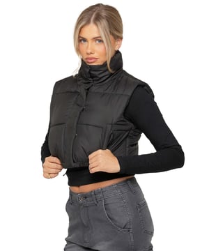 El Gilet de Puffer para mujer Enzo combina estilo y funcionalidad con su diseño repelente al agua y cuello alto para mayor calor. Cuenta con bolsillos laterales con cremallera para un almacenamiento seguro, mientras que el dobladillo ajustable con cordones elásticos garantiza un ajuste personalizado. Con un cierre completo de cremallera y un interior forrado, este gilet ofrece tanto comodidad como practicidad. Hecho de 100% poliéster, es duradero y lavable a máquina para un cuidado fácil