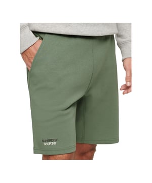 Kurze Superdry Sport Tech Logo Shorts in Khaki aus Baumwolle. Authentische Kleidung der Marke Superdry - Streetwear/Sportswear-Design von Superdry - Superdry für Herren, modisch und perfekt für den Alltag - Khaki-farbene Superdry Shorts lassen sich hervorragend mit dem Rest Ihrer Garderobe kombinieren - bequeme Baumwollmaterialien - klassisch - Sport Tech Logo -