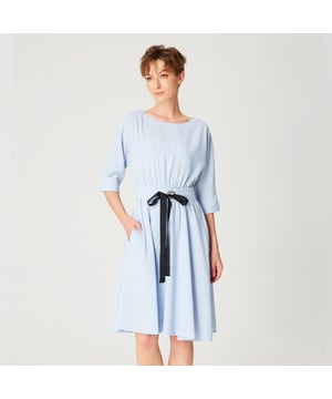 Ein minimalistisches und kontraktiertes Stück aus einem Gewebe, das mit sehr feinen hellen Strahlen verziert ist. Eine geprägte und dann wieder verschlungene Form, die alle Silhouetten gleichermaßen unterstreicht. Une ligne intemporelle facile à porter et à assortir à tout.

Détails produit:

 \tForm : patineuse
 \tLänge : 103 cm; mi-longue, au genou
 \tManschetten : 3/4
 \tDécolleté : bateau
 \tZum Anziehen
 \tDas Modell misst 1m75 und hat eine Größe von 38