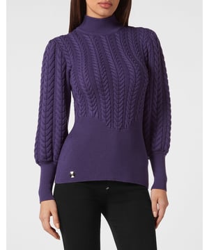 Véa los detalles de este jersey de punto de cuello alto con preciosos procesos.   Punto de pura lana virgen con algunos detalles de punto de cable.   Mangas abullonadas   Hexágono de PP metálico cosido en el dobladillo inferior   Dobladillos de punto elástico
