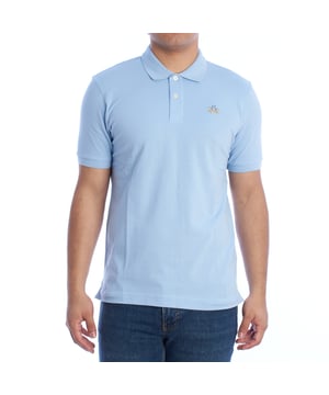 Polo de hombre manga corta de La Martina.

El polo de hombre clásico combina elegancia y comodidad en una prenda versátil, ideal para cualquier ocasión, desde un evento casual hasta un encuentro más formal. 

Detalles:

- Confeccionado en tejido de piqué suave y transpirable.
- Cuello clásico tipo polo con dos botones.
- Logotipo bordado en el pecho.
- Manga corta con ajuste cómodo.
- Bordado en el reverso del cuello con el logotipo de "La Martina" y la inscripción "Buenos Aires".
- Dobladillo recto con pequeñas aberturas laterales para mayor libertad de movimiento.
- Corte slim fit que se adapta al cuerpo, ofreciendo un look estilizado y elegante.

Este polo manga corta de hombre no solo ofrece estilo y versatilidad, sino también comodidad y calidad en cada detalle. Una prenda esencial en el armario masculino que eleva cualquier conjunto con un toque de sofisticación clásica.
 Composición: 95% Algodón, 5% Elastano
 Cuidados:
- Lavar a máquina a un máximo de 30°C en ciclo delicado.
- No usar lejía ni blanqueadores.
- Planchar a baja temperatura, evitando los bordados para no dañarlos.
- No usar secadora.