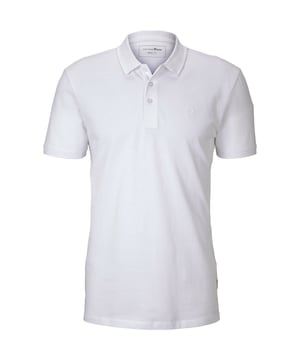 Ontdek het tijdloze en stijlvolle herenpoloshirt van Tom Tailor. Met zijn klassieke sluiting met drie knopen en typische polokraag voegt dit poloshirt met korte mouwen een elegante touch toe aan elke outfit. Het effen ontwerp van het shirt wordt geaccentueerd door een subtiel geborduurd logo op de borst, dat op subtiele wijze het merk Tom Tailor vertegenwoordigt. De geribde kraag en geribde mouwboorden geven de polo een sportieve touch en zorgen voor een perfecte pasvorm. Dankzij de normale pasvorm en korte zijsplitten biedt de polo een optimale pasvorm en bewegingsvrijheid. Het zachte materiaal zorgt voor een aangenaam gevoel en een hoog draagcomfort gedurende de hele dag. De herenpolo van Tom Tailor is gemaakt van hoogwaardige materialen om duurzaamheid en eersteklas kwaliteit te garanderen. Of het nu voor een ontspannen dag op kantoor is of voor een casual off-duty look, deze polo is een veelzijdige must-have voor elke stijlbewuste man. Ervaar tijdloze elegantie en maximaal comfort met de herenpolo van Tom Tailor. Bestel nu en laat je imponeren door de kwaliteit en stijl van dit exclusieve kledingstuk.