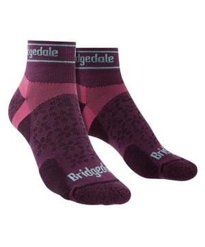Bridgedale - Ladies Merino Wool Lightweight Sport Trainer SocksWomen's specific fit socks for serious runners who like to explore the world's trails at a faster pace. Los calcetines Trail Run Ultralight Merino Low Cut Sport Sock tienen micro amortiguación T2 combinada con ventilación extra para el equilibrio perfecto de protección y comodidad en los terrenos más duros. El ajuste Sport Fit proporciona compresión de apoyo para la estabilidad y el equilibrio alrededor del tobillo y la parte media del pie y el puño cero residuos proporciona un ajuste ceñido para evitar que los residuos entren y esto significa que el calcetín no se deslizará hacia abajo o se amontonará en su calzado. La puntera natural es ancha y sin restricciones, lo que permite que los dedos se abran al correr, y la costura reforzada evita roturas y reventones al descender. Construido sobre una estructura de LYCRA® y fijado mediante nuestro proceso ThermoFit que garantiza que el calcetín vuelva a su forma y tamaño originales después de cada lavado.La tecnología Merino Sport Fusion proporciona un acolchado resistente, absorción de la humedad, control del olor y una durabilidad excepcional en los senderos. Las fibras de lana Merino también los hacen extra suaves y cómodos. Estos calcetines están hechos de 64% de nylon / poliamida, 33% de lana Merino, 3% de Lycra® / elastano y vienen en 3 colores diferentes: Verde azulado, Rosa ciruela y Carbón/Morado. Están disponibles en 3 tallas: Small (3-4.5 UK), Medium (5-6.5 UK), Large (7-8.5 UK) y son lavables a máquina.Extra Product DetailsBridgedale Womens Sport SocksMerino Wool FibresOverfoot VentilationFlat Toe SeamsGreat For RunningLow Cut Trainer LengthMoisture Wicking3 Colour OptionsComfy Toe GuardAdvanced Padding SystemNatural Toe SpreadAntiShock Cushioning3 Sizes AvailableMachine Washable