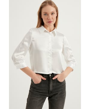 Het symbool van elegantie, "Elegant en stijlvol: satijnen kort shirt", trekt de aandacht door zijn satijnen stof en korte snit. Dit overhemd combineert comfort en elegantie.De glanzende textuur van de satijnen stof geeft een luxueuze sfeer aan het overhemd, terwijl de korte snit een moderne stijl creëert. De details op de mouwen of de elegante designs op de kraag maken het overhemd bijzonder. 