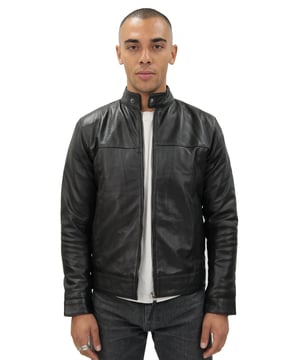 Diese Jacke hat ein zeitloses Design, das an die Biker-Ära der 50er Jahre erinnert. Für einen schlichten und klassischen Look verfügen wir über einen klassischen Tab-Kragen und zwei Eingrifftaschen an der Taille. Diese in Schwarz erhältliche Jacke kann mit einer Vielzahl von Outfits kombiniert werden und ist die perfekte Wahl für den Abend. Mit einer hochwertigen Satin-Innenausstattung und einem liebevoll gefertigten Nappaleder-Körper ist dieser bequeme Harrington ein Beweis dafür, dass trotz unterschiedlicher Mode und Geschmäcker einige Stücke einfach dazu geeignet sind, ein Grundbestandteil Ihrer Garderobe zu sein. • 100 % hochwertiges, ultraweiches Nappaleder. • Zwei schräge Hüfttaschen • Klassischer Tab-Kragen • Im Jackenfutter integrierte Taschen • YKK-Reißverschluss