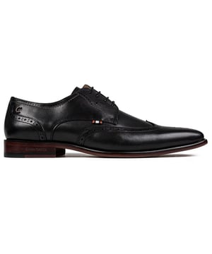 Zapatos brogue negros con cordones Simon Carter Beagle para hombre con parte superior de cuero con punta de ala clásica cosida a mano y detalle de perforado. Estos zapatos formales tienen una lengüeta tejida a rayas en el empeine. Forro de piel y calcetín estampado. y suela sintética grabada en marrón oscuro.