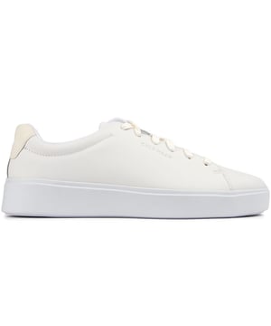 Muévete con estilo con las zapatillas Cole Haan Grand Crosscourt Traveler. Estos elegantes zapatos de corte añaden un toque de sofisticación a tu uso diario. Amortigua tu paseo con la entresuela CMEVA sensible y agarra la carretera con la suela de goma duradera. Con parte superior de cuero de alta calidad y la marca Cole Haan. Llamarás la atención ya sea que viajes a la ciudad o estés de viaje con amigos. Átate los cordones y siente la libertad de movimiento con estas versátiles zapatillas.