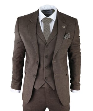 Scherp, slank en verfijnd, straal klasse uit met dit premium 3-delige bruine tweedpak, dat een slim fit snit heeft, met een nauwe pasvorm rond de borst en smalle op maat gemaakte broeken. De deux-button jas valt prachtig en heeft een half canvas constructie die zich aanpast aan jouw lichaamsvorm naarmate je het vaker draagt. Contrasterende klepzakken, knoopmanchetten en een dubbele achteropening geven het pak een klassieke nuance van verfijning. Een bijpassende tweedvest rondt het 3-delige geheel af met een enkel breasted ontwerp en klassieke op maat gemaakte zakken, plus een achterversteller om je ideale pasvorm te creëren. Het pak is tegelijkertijd tijdloos en hedendaags, zodat je de hele dag op je best kunt uitzien. Combineer het met een bijpassend vest, een wit shirt en schoenen voor een chique afwerking. Perfect voor elke slimme formele traditionele vintage retro thematische gelegenheid, zoals bruiloften, bals of feesten! Tailored Fit (tussen Slim & Regular) Veel meer stijlen en kleuren beschikbaar in de winkel!