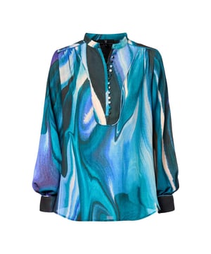 Blouse met olieachtige print en verfijnde details.Deze opvallende blouse van Mart Visser trekt direct de aandacht. Het semi-transparante materiaal geeft de blouse een luchtige en elegante uitstraling. De print, geïnspireerd op olieverf, speelt met een winterse kleurenpalet van paars, aquagroen en een diepe zwarte achtergrond. De Simona print blouse heeft een flatterende, uitlopende snit. Bijzondere aandacht is besteed aan de details. Zo heeft de blouse een opstaand kraagje met een klassieke plastron, voorzien van vijftien beklede knoopjes van dezelfde stof. Deze knoopjes sluiten met elastische lusjes. De pofmouwen zijn voorzien van manchetten met dezelfde elegante knoopjes. De schoudernaden zijn naar voren gelegd en voorzien van verfijnde plooitjes, afgewerkt met een smalle piping voor een luxe uitstraling. Ook bij de rugpas zijn de plooitjes en piping subtiel doorgevoerd in het ontwerp. De Simona print blouse is eigentijds en chique, geschikt voor diverse gelegenheden. Met zijn opvallende print, pofmouwen en fraaie details, voegt deze stijlvolle blouse een uniek element toe aan je garderobe! Combineer de Simona blouse met de aquagroene Jozy broek voor een feestelijke en kleurrijke outfit. Of draag de blouse met de zwarte Camiel broek voor een geklede en elegante combinatie. Get the look!Trend: soepelvallende printblouses voor het nieuwe seizoen De blouses van Mart Visser bieden een scala aan mogelijkheden om te mixen en matchen, waardoor je verschillende stijlen en outfits kunt creëren voor diverse gelegenheden. De Simona print blouse is een waardevolle toevoeging aan je garderobe voor het nieuwe seizoen. Het lichte en kreukvrije materiaal maakt het een praktisch kledingstuk voor dagelijks gebruik en een ideale keuze om mee te nemen op reis!