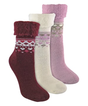 Verkrijgbaar in een multiverpakking van 3 paar, onze stijlvolle damesomslagwollen sokken zijn de ideale aanvulling op de garderobe van elke stijlvolle vrouw die waarde hecht aan zowel warmte als comfort. Deze sokken zijn gemaakt van Portugese wol van hoge kwaliteit. Wol als vezel is een fantastische isolator, houdt warme lucht dicht bij je huid en houdt je warm tijdens de wintermaanden. Als je deze sokken in je laarzen wilt dragen, zul je merken dat wol je voeten zowel droog als warm houdt. Deze geborstelde binnenkant helpt ook om de warmte dichter bij de huid vast te houden, waardoor deze sok zacht en pluizig is en ontzettend knus voor een nachtje binnen of naar buiten tijdens de wintermaanden. Deze sokken worden geleverd in een milieuvriendelijke, recyclebare verpakking en zijn een fantastisch cadeau voor verjaardagen of Kerstmis. Met de omslagbovenkant is hij ideaal om te dragen met korte laarzen voor een stijlvolle look voor overdag. Als alternatief kan deze sok ook worden gecombineerd met je meest comfortabele loungekleding, en kan hij worden gedragen terwijl je ontspant om de voeten thuis comfortabel en warm te houden. Met een stijlvolle fairisle print op de buitenkant van de sokken, deze sokken zijn perfect voor ieders wintergarderobe. Je ontvangt 3 kleuren per verpakking en de 2 voorverpakte keuzes zijn: Black/Charcoal/Denim OF Deep Fuchsia/Pink/Cream. Deze wollen damessokken zijn verkrijgbaar in DamesEen maat: 37-42 EU en van 63% acryl, 24% wol, 12% polyamide, 1% elastaan. Ze zijn machinewasbaar.
