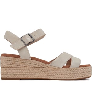 La sandalia de cuña con alpargata elevada definitiva, la sandalia Audrey Wedge de TOMS, es un elemento básico de verano de altura media que no debe perderse. Con detalles de diseño ultrafemeninos como la cuerda cruzada, la parte superior natural y una elegante hebilla en el tobillo. La plantilla OrthoLite® Eco X40-Hybrid™ de alto rebote, fabricada con un 32 % de contenido ecológico, garantiza unos pies felices en cada zancada. Logre elegancia sin esfuerzo desde vacaciones junto al mar hasta reuniones al aire libre y más.