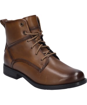 Entdecke die Eleganz und den unvergleichlichen Tragekomfort mit Simona 05 von JOSEF SEIBEL. Diese Stiefelette für Damen, in einem warmen cognac-Ton gehalten, vereint moderne Annehmlichkeiten mit traditioneller Schuhmacherkunst. Gefertigt aus hochwertigem Nappa-Rindsleder und mit einer Innensohle aus Leder, die zum individuellen Austausch einlädt, bietet Simona 05 eine perfekte Passform und Funktion. Die schwarze Sohle aus Thermoplastischem Kautschuk unterstreicht nicht nur den klassischen Look, sondern garantiert auch gute Rutschfestigkeit und lange Haltbarkeit. Die innovative AGO-Machart, bei der das Leder mit dem AGO-Lederklebstoff präzise verarbeitet wird, macht den Schuh leicht und formbeständig. Ob für Freizeitaktivitäten im Freien oder als Begleiter für die Casualmode im Herbst – Simona 05 ist ein Symbol für Langlebigkeit und Wohlbefinden. Mit der Schnürung lässt sich der Schuh individuell an den Fuß anpassen, während die Produktlinie von JOSEF SEIBEL für modernen Komfort und exzellente Materialqualität steht. Ein Schuhwerk, das nicht nur durch seine Optik, sondern auch durch seine Funktionalität überzeugt und weit entfernt von der Fast Fashion ist.