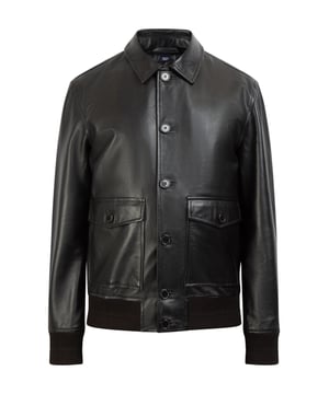 Das geschmeidige Lammleder wurde bei dem Modell von DreiMaster Vintage zu einer zeitlosen Blouson-Form mit stabilen Rippstrickbündchen verarbeitet. Mit dem klassischen Kentkragen und den XL-Pattentaschen wird diese Jacke zu einem Begleiter für anspruchsvolle Männer.  Lederjacke