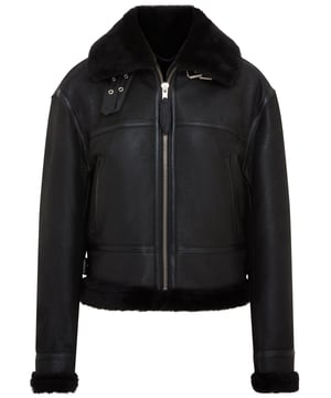 Originalmente diseñada en 1934, la chaqueta bomber B3 ofrece una calidez incomparable y un estilo atemporal. Confeccionada con piel de oveja de doble cara de alta calidad, cuenta con un forro grueso que proporciona una comodidad lujosa en climas fríos. El cierre de cremallera YKK de largo completo permite un estilo versátil, mientras que los adornos de piel de oveja expuestos en los puños y la cintura agregan un carácter atrevido. Las correas de cuero ajustables garantizan un ajuste a medida, y los dos bolsillos de ribete ofrecen practicidad y un diseño elegante. Los acentos plisados ​​​​negros brillantes en la parte delantera y trasera completan esta pieza icónica, combinando el encanto vintage con la elegancia moderna. Confeccionada con piel de oveja de doble cara de primera calidad para una calidez y durabilidad excepcionales El forro de piel de oveja grueso proporciona una comodidad lujosa en climas fríos El cierre de cremallera YKK de largo completo permite un estilo versátil Los adornos de piel de oveja expuestos en los puños y la cintura agregan un carácter atrevido Dos bolsillos de cintura de ribete para practicidad y estilo Correas de cuero ajustables para un ajuste a medida