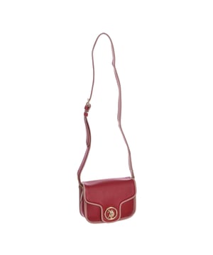 Bolso shoulder U.S. POLO ASSN.
Sintético.
Cierre con imán y cremallera.
Interior frontal: Un bolsillo abierto.
Interior trasero: Un bolsillo con cremallera.
Correa extraíble ajustable.
Forro interior con estampado de la marca.
Logo de la marca en el frontal.
Costuras vistas a tono.
 Medidas: 21x16x8cm
 Composición: 100% Poliuretano
 Cuidados:
Limpiar con un paño húmedo.
