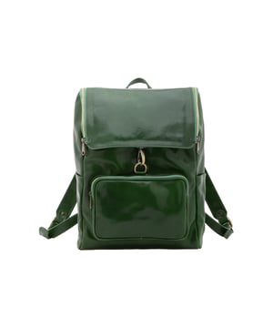Bolso bandolera para mujer. El cierre es con cremallera. Los bolsillos internos son uno con cremallera y dos abiertos. Los bolsillos externos son uno frontal con cremallera. La bandolera es ajustable en piel. El mango es de piel. Hay un compartimento interno. El material exterior es auténtica piel de vacuno. Internamente está forrado en algodón. Medidas: 30x40x19 cm. Hecho en Italia