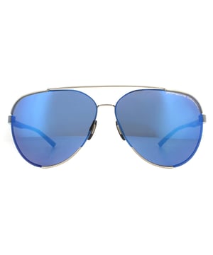 Las gafas de sol Porsche Design P8682 D Gold Blue Silver Mirror tienen forma de aviador clásico y están fabricadas con una fina montura metálica que alterna la parte delantera y trasera de la montura, creando un efecto casi flotante. Las plaquetas nasales totalmente ajustables garantizan un ajuste cómodo y personalizado, mientras que la marca Porsche Design adorna una esquina de la lente y las patillas de plástico están grabadas para facilitar su reconocimiento.