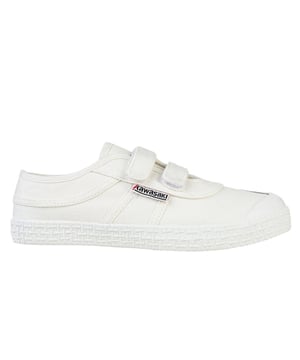Nuestros zapatos para niños son adecuados para todas las ocasiones, así como para todos los conjuntos. Tanto si te gustan los zapatos coloridos, estampados o completamente básicos, Kawasaki siempre tendrá algo que ofrecerte. ¡Piensa fuera de la caja con un par de zapatos frescos y disfruta de una vida cotidiana con energía extra! Detalles del producto. Cordones elásticos y cierre de velcro para un ajuste adecuado. Zapato ligero. El zapato de cordones de corte bajo permite la rotación y la flexibilidad. Parte superior: lona y ante de vaca. Suela: RB Guía de tallas/ajuste. Si estás entre dos tallas, te recomendamos que elijas la más pequeña. Guía de lavado. Se recomienda no lavar el zapato.