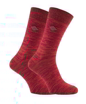 Men's Farah Vintage Pattern 2 Pack Dress SocksYour calcetines pueden decir mucho acerca de su carácter, estos calcetines Farah 1920 brillantes y audazmente coloreadas hará que algunos calcetines casual / ocio extra cómodo, con patrones funky que añade un poco de calidad única a them.These son ricos en algodón, con una composición de algodón de 70-80% lo que significa que son suaves contra la piel. Llevan el logotipo de Farah 1920 en una lengüeta marrón cosida, lo que añade un aspecto vintage a los calcetines. Todos los modelos tienen un estampado vintage de aspecto retro. Estos calcetines se venden en paquetes de 2 unidades y están disponibles en muchos diseños y colores. Son de la talla 6-11 UK 7-12 US 39-45 EU. Se pueden lavar a máquina.