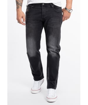 Ein Klassiker für Arbeitsalltag, Freizeit und Urlaub ist die Blue Jeans im Regular  Fit! Viele unserer hell- bis dunkelblauen Herren Jeans gefallen mit coolen Waschungen im Used-Look. Die lässig sitzenden Hosen verfügen über gerade geschnittene Beine, das typische 5-Pocket-Design und ein Rock-Creek Patch. Neben praktischen Bundschlaufen besitzen sie einen Verschluss mit Knöpfen oder Zipper. Unsere Herren Jeans bestehen aus einem hohen Baumwollanteil. Bei einigen Modellen sorgt ein Stretch-Anteil für die perfekte Passform.