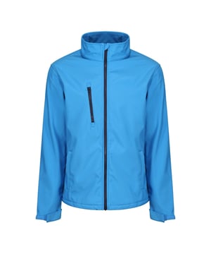 Stof: Softshell. Ontwerp: Eenvoudig. Binnenritsbeveiliging. Stoftechnologie: Lichtgewicht, Waterafstotend, Winddicht. Halslijn: Hoog-Neck. Mouwtype: Met lange mouwen. Zakken: 2 Lagere zakken. Bevestiging: Volledige ritssluiting. Duurzaamheid: Milieuvriendelijk, gemaakt van gerecycleerde materialen.