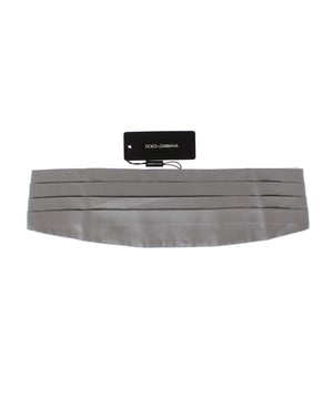 Dolce & Gabbana Exklusiver Seidenkummerbund.
  100% Seidenmaterial.
  Silberne Farbe.
  Verstellbarer Hakenclip-Verschluss.
  Stretchband fur ein angenehmes Tragegefuhl.
  Logo-Details.
  Hergestellt in Italien.
  Breite: 12cm.
  Fur Manner geeignet.