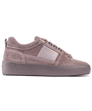 Una evolución de las famosas zapatillas Point Dume de Android Homme. reformateado en un estilo recientemente actualizado. Manteniéndose fiel a su forma original. elaborado a partir de la exclusiva suela. una llamativa parte superior de gamuza contigua con detalles de reptil. marca dorada y ojales con anilla en D. Con estos contemporáneos. zapatos de salón de lujo. Estarás listo para tus encuentros urbanos.
