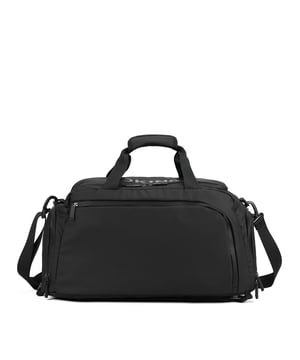 Bolsa de viaje unisex. El cierre es con cremallera. Los bolsillos internos son bolsillos multifuncionales. Hay tres bolsillos externos con cremallera. La bandolera es ajustable y extraíble en tejido. El asa es doble en tela y poliéster. Hay un compartimento interno. El material exterior es poliéster. Internamente está forrado en poliéster. Medidas: 53x25x30 cm. Producto de moda