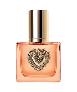 Dolce&Gabbana Devotion Eau de Parfum Intense, die neueste Kreation der Dolce&Gabbana Devotion Duftkollektion, zelebriert die beständige Hingabe der Marke an italienisches Design und Handwerkskunst. DAS DESIGN Dolce&Gabbana Devotion Eau de Parfum Intense befindet sich in einem leuchtenden, bernsteinfarbenen Glasflakon, der mit dem charakteristischen, symbolischen Heiligen Herzen verziert ist. Dolce&Gabbana Devotion Eau de Parfum Intense ist der jüngste, strahlende Gourmand-Duft in der Devotion-Kollektion. Die neueste olfaktorische Kreation greift den Originalduft mit seinen charakteristischen Komponenten von Orangenblüte und Vanille auf und bereichert ihn um die unverwechselbare Note der Haselnuss.