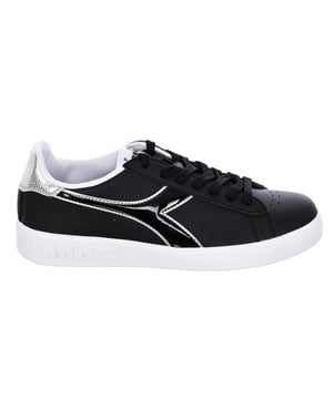 Zapatilla Deportiva Diadora 
Color Negro
Zapatillas ideales para el día a día.
Estilo urbano y deportivo.
Suela reforzada para un caminar firme y regular.
Tejido transpirable y confortable.
Logo de la marca en laterales.
Elaborado con materias primas de calidad.

Composición:  Exterior: Piel; Interior: Textil; Suela: Sintético.

Lavar a mano