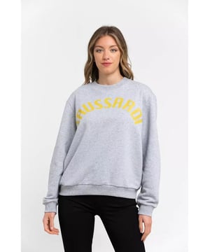 Grijze katoenen trui  
Oversized sweatshirt met ronde hals  
Gemaakt van zacht katoen  
Schouders met verlaagde mouwen  
Maxi-letters gedrukt op de borst  
Ontworpen voor vrouwen  
Materiaal: 70% Katoen 30% Polyester