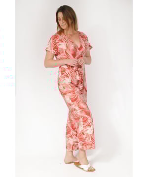 Perfect your summer edit with this jazzy leaf print jumpsuit. Pair with your favourite sandals and a lightweight cargo jacket Fit: Relaxed Fit, Sizing: Generous - if between sizes you may wish to go one size down