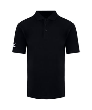 Polo de golf para niños Mizuno Pro, una obra maestra en miniatura diseñada para el joven golfista que aprecia tanto el estilo como el rendimiento en el campo. Fabricado con precisión y con la icónica marca Mizuno Pro, este polo asegura que los golfistas junior se vean y se sientan lo mejor posible mientras navegan por las calles. Aquí tienes una descripción detallada de sus principales características:

  Elegancia juvenil:  El polo de golf para niños Mizuno Pro emana elegancia juvenil con su diseño clásico. El color negro añade un toque de sofisticación, asegurando que los golfistas junior salgan al campo con confianza.

  Tecnología Quick-Dry: Mantenga a los jóvenes golfistas frescos y cómodos con la avanzada tecnología de secado rápido. Esta característica evacua eficazmente la humedad, permitiéndoles mantenerse secos y concentrados en sus swings, incluso en climas más cálidos.

   Tejido ligero y transpirable: Diseñado pensando en la comodidad de los jugadores jóvenes, el polo cuenta con un tejido ligero y transpirable. Esto asegura un flujo de aire óptimo, evitando el sobrecalentamiento y proporcionando la libertad de movimiento necesaria para un juego de golf exitoso.

   Ajuste que favorece el movimiento: Confeccionado para un ajuste respetuoso con el movimiento, el polo de golf Mizuno Pro Kids permite a los golfistas junior realizar el swing con facilidad y precisión. El diseño asegura que puedan moverse cómodamente y con confianza en el campo.

  Marca Mizuno Pro: El logo Mizuno Pro aparece de forma destacada, simbolizando el compromiso con la calidad y el rendimiento asociado a la marca Mizuno. Es una insignia de honor para los golfistas junior que aspiran a la excelencia en el campo de golf.

   Protección UV: Proporciona a la piel joven una capa adicional de defensa contra los dañinos rayos UV. El polo está diseñado para ofrecer protección contra el sol, asegurando que los golfistas junior puedan disfrutar de su juego con seguridad.
