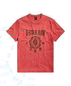 Dieses Herren-T-Shirt kombiniert klassischen Stil mit hohem Tragekomfort. Die kurzen Ärmel und die normale Passform sorgen für eine bequeme und vielseitige Silhouette. Der gerippte Rundhalsausschnitt bietet zusätzlichen Komfort und eine perfekte Passform. Ein gerader Saum verleiht dem Shirt eine schlichte, zeitlose Optik. Das gewebte G-Star Originals Label an der Seitennaht setzt dezente, aber stilvolle Akzente. Hergestellt aus hochwertigen Materialien, bietet das T-Shirt ein angenehmes Hautgefühl und langanhaltende Qualität. Perfekt für Freizeit und Alltag, lässt es sich ideal mit Jeans, Shorts oder Chinos kombinieren. Ein Must-Have für modebewusste Männer, die Wert auf Stil und Bequemlichkeit legen. Dieses T-Shirt ist ein vielseitiges Basic, das in keiner Garderobe fehlen sollte. Ideal für jeden Tag, bietet es sowohl Stil als auch Funktionalität.