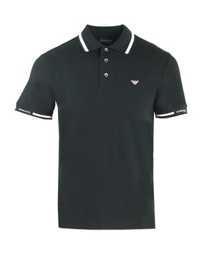 Polo con ribetes negros y logotipo de Emporio Armani. Polo Emporio Armani negro. Marca a lo largo del dobladillo de la manga. Cierre de botón en el cuello. Estilo: 6H1FF5 1JPTZ 0999. 96% Algodón, 4% Elastano