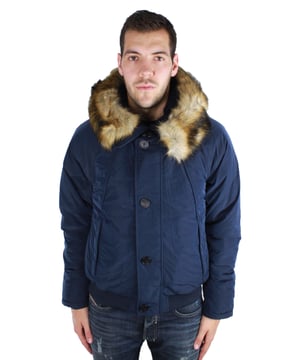 Armani Jeans 6Y6B38 6NLDZ 1579 Jas. Armani marineblauw jack. Centrale ritssluiting. Bontvoering op capuchon. Zakken met ritssluiting. Adviesprijs € 400
