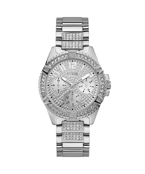 Entfesseln Sie Ihr inneres Funkeln mit der GUESS W1156L1 Damenuhr, einem glamourösen Accessoire, das Raffinesse ausstrahlt. Diese Uhr verfügt über ein atemberaubendes silberfarbenes Zifferblatt, das in ein mit Kristallen besetztes Gehäuse eingebettet ist, das für einen zusätzlichen Hauch von Eleganz sorgt. Das passende silberne Edelstahlarmband ist ebenfalls mit Kristallen verziert und sorgt dafür, dass die Uhr aus jedem Blickwinkel zum Blickfang wird. Die funktionelle und auffällige Uhr verfügt über eine Tages-, Datums- und 24-Stunden-Anzeige, die alle von einem schützenden Mineralglas umgeben sind. Spezifikation Details Marke GUESS Modell W1156L1 Barcode Nummer 091661488108 Geschlecht Frauen Gehäusedurchmesser 40 mm Gehäusematerial Edelstahl Gehäusefarbe Silber Zifferblattfarbe Silber Bandmaterial Edelstahlband Farbe Silber Uhrwerk Quarz Wasserdichtigkeit 50 Meter Merkmale Kristalle, Tag/Datum/24-Stunden-Ziffernblätter, Mineralglas