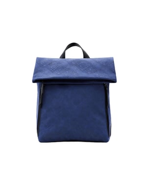 Rucksack mit Klappenverschluss und Relief mit Desigual-Logos überall. Mit Taschen und großen Reißverschlüssen vorne. Fühlt sich super weich an und ist sehr vielseitig.