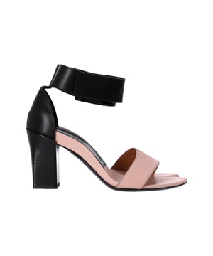 VINTAGE, RRP AS NEW
Elevate your shoe collection with the Chloe Two-Tone Ankle Strap Sandals in Black and Pink Leather. These sandals exude contemporary chic with their unique two-tone design. The black leather straps beautifully wrap around the foot, creating a striking and eye-catching look.
*with box

Chloe Two-Tone Ankle Strap Sandals in Black and Pink Leather
Material: Leather
Color: Black and Pink
Size: EU37.5
Condition: Excellent
Sign of wear: Minor marks on soles
SKU: 365131