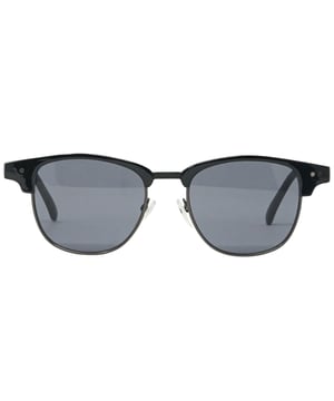 Schutzen Sie Ihre Augen stilvoll vor der Sonne mit dieser schwarzen Sonnenbrille von Calvin Klein. Ihr leichtes Design sorgt fur maximalen Komfort und ihre GlAser bieten 100 % UV-Schutz. Die eleganten schwarzen Rahmen machen diese Sonnenbrille zur perfekten ErgAnzung fur jedes Outfit. ArmlAnge = 147, LinsenlAnge = 51, Nasensteg = 18. Schwarze Sonnenbrille, Sonnenbrille mit grauen GlAsern, Sonnenbrillenetui, Reinigungstuch und Pflegehinweise, alles im Lieferumfang enthalten, 100 % Schutz vor UVA & UVB-Sonnenlicht und entspricht der britischen Norm EN 1836:2005. Stilcode: CK20314S 001