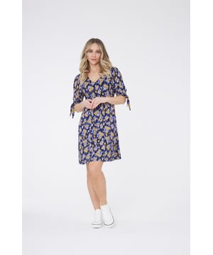 Este vestido de estampado floral en tonos frescos es ligero, con falda acampanada, cuello en V y favorecedoras mangas cortas abombadas. Los lazos en las mangas añaden un toque femenino al vestido, combínalo con tus zapatillas blancas favoritas. 
>
97% Polyester 3% Elastane
 Lavar a máquina a 30°