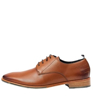 Entdecke den Leon Plain Derby in Tan - ein must-have Halbschuh als idealer Einstieg. Dieser Schuh ist aus hochwertigem Leder gefertigt und garantiert Langlebigkeit und einen klassichen Look. Der spezielle Memoryfoam im Innenfutter passt sich perfekt an Deine FuÃŸform an und gewÃhrleistet ein maÃŸgeschneidertes und bequemes TragegefÃhl.