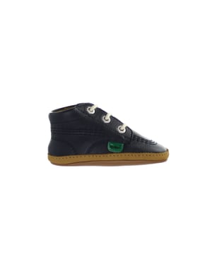 El Kickers 1st es un zapato de cochecito de cuero completo que es suave y simple pero elegante y protector. La fijación de encaje ofrece un ajuste de apoyo perfecto para proteger los pies pequeños al dar los primeros pasos
La unidad de suela suave los hace perfectos para el uso de interior o fuera
Ajuste cómodo